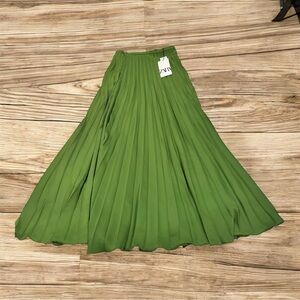 ZARA | Pleated skirt NWT Size XS